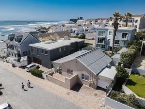 una vista aérea de un barrio con casas y el océano en Beachside Cottage, en Bloubergstrand