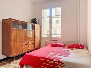 Un pat sau paturi într-o cameră la Joli Appartement - Proche Gare St Charles - Les Frères de la Loc'