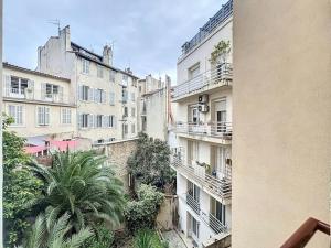 - Balcón con vistas a un edificio de apartamentos en Joli Appartement - Proche Gare St Charles - Les Frères de la Loc', en Marsella
