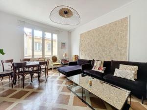 sala de estar con sofá y mesa en Joli Appartement - Proche Gare St Charles - Les Frères de la Loc', en Marsella
