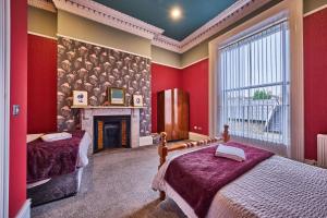1 Schlafzimmer mit 2 Betten und einem Kamin in der Unterkunft 22 The Square in Londonderry County Borough