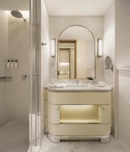 bagno con lavandino, specchio e doccia di Lanson Place Causeway Bay, Hong Kong a Hong Kong