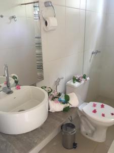 A bathroom at Recanto dos manacas