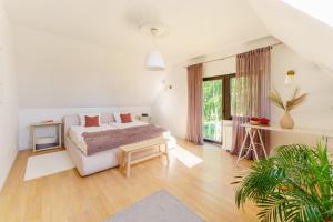 En eller flere senge i et værelse på Villa Betula + 10 billeder