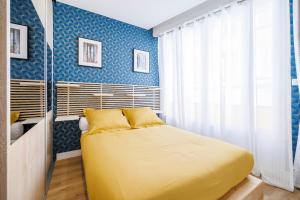 1 dormitorio con 1 cama amarilla grande en una habitación en Nice Renting - OFFENBACH - Luxury Apartment Fully Equipped Center en Niza