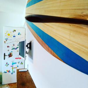 ein Holzboot, das an einer Wand neben einem Kühlschrank hängt in der Unterkunft AgriCesar in San Lorenzo