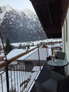 a balcony with a table and a view of a mountain at Haus Gratz in Bach
