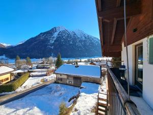einen Balkon mit Blick auf einen schneebedeckten Berg in der Unterkunft Haus Gratz in Bach