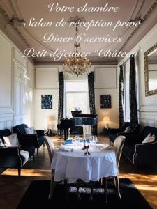 Um restaurante ou outro lugar para comer em Château Chevalier des Montys