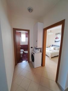 En eller flere senge i et værelse på JOHNNY APARTAMENT VLORE