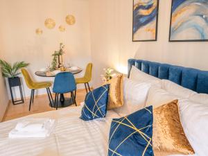 a bedroom with a bed and a table with chairs at City Heart - 2min to station in Ludwigshafen am Rhein