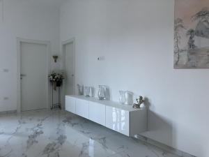a white room with vases on a white wall at B&B mare mio in Pescara