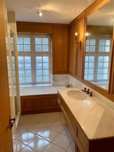 a bathroom with a sink and a bath tub at Maison pour 15 personnes - Piscine - 50 min /Paris in Poigny-la-Forêt