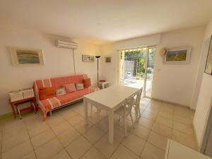 Posezení v ubytování Villa club 2 chambres avec grande terrasse dans résidence de vacances