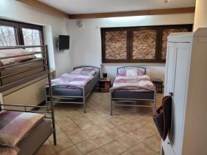 a bedroom with two bunk beds in a room at Fifties Apartment Bechhofen in Bechhofen