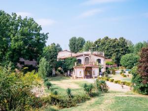 an old house in the middle of a garden at Hotel Villino Della Flanella in Modena