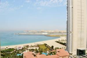 een uitzicht op een strand vanuit een gebouw bij Vacation Home In Best Part of Dubai in Dubai