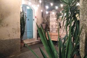 莫迪卡Casa Catalé的蓝色门前的木凳