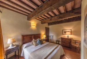- une chambre avec un lit et un plafond en bois dans l'établissement Residence Il Gavillaccio, à Figline Valdarno