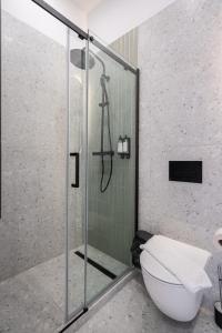 een badkamer met een toilet en een glazen douche bij K27- Boutique Apartments, Best Location, by BQA in Boedapest