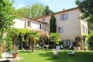 einen Garten vor einem großen Haus in der Unterkunft Bastide Complète à Aix in Aix-en-Provence