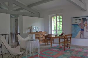 ein Wohnzimmer mit einem Tisch und Stühlen in der Unterkunft Bastide Complète à Aix in Aix-en-Provence
