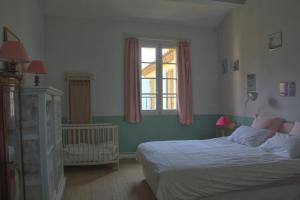 1 Schlafzimmer mit 2 Betten und einem Fenster in der Unterkunft Bastide Complète à Aix in Aix-en-Provence