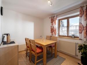 - une salle à manger avec une table et des chaises en bois dans l'établissement Appartement Exenberger, à Ellmau