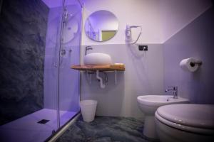 Un baño con ducha, inodoro y lavabo. en FP Suite, en Nápoles