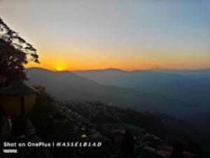 een uitzicht op de zonsondergang boven de bergen bij Royoporus Taktsang Darjeeling in Darjeeling