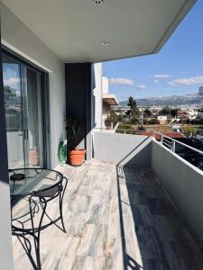 Green Apartment near Marousi Hospitals & OAKA, by PromosHomes tesisinde bir balkon veya teras