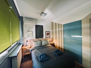 Ένα ή περισσότερα κρεβάτια σε δωμάτιο στο Green Apartment near Marousi Hospitals & OAKA, by PromosHomes
