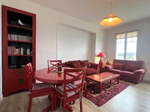 un salon avec une table et un canapé dans l'établissement 107 - Appartement 2 chambres au Sables-D'Or avec vue mer, à Fréhel