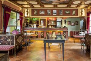 a room with a bar with tables and chairs at Hotel Villino Della Flanella in Modena