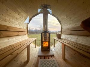 - une vue intérieure sur un sauna avec une cuisinière dans l'établissement Agri Camp Dolomiti, à Belluno