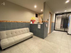a waiting room with a couch in a lobby at Kyoto Tabisou Kasumi in Kyoto