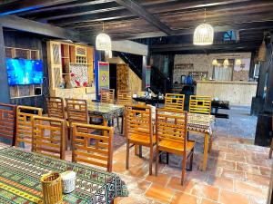 un restaurante con mesas y sillas de madera en una habitación en Jessi's House Sapa, en Sa Pa