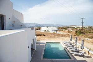 een uitzicht op een zwembad vanuit een huis bij Anais Of Naxos in Agia Anna Naxos