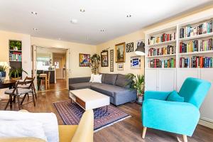 sala de estar con sofá, sillas y mesa en Terraced Bermondsey House en Londres