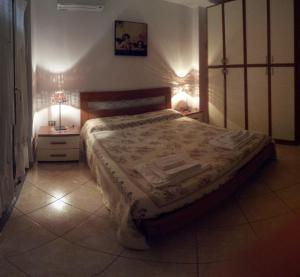 1 dormitorio con 1 cama grande y 2 lámparas en B&B Shardana, en Alghero