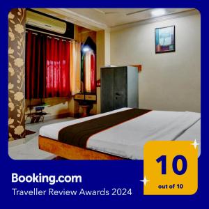 Habitación de hotel con cama y escritorio en Collection O Hotel Shiv Inn en Pune