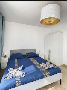 מיטה או מיטות בחדר ב-Livry04 Villa Dengous - Cozy Aéroport CDG Wifi 4 pers