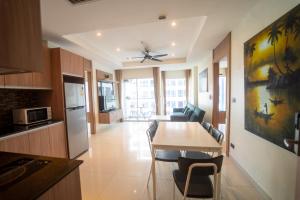 Η κουζίνα ή μικρή κουζίνα στο Large 2BR 2BA Condo by the Beach