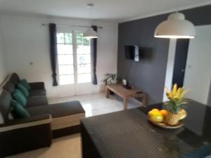 Posezení v ubytování Villa l'îlot du sud avec piscine