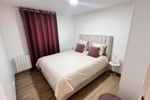 1 Schlafzimmer mit einem weißen Bett und lila Vorhängen in der Unterkunft Bondy16 Gare Paris Disney in Bondy