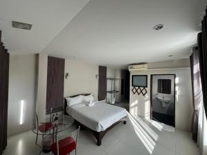 um quarto com uma cama e uma casa de banho com um WC em Tawang Home em Chiang Mai