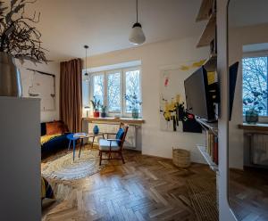 a living room with a table and chairs at Tranquil Old Town Retreat in Warsaw