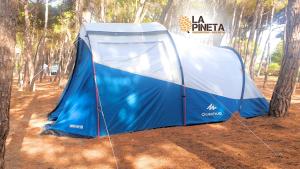 een blauwe tent midden in een bos bij Agricampeggio La Pineta in Lesina