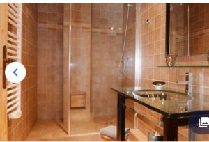 une salle de bain avec une douche en verre et un lavabo dans l'établissement Grand Chalet Éden 12 personnes st martin de Belleville 3 vallées, à Béranger 15 autres photos