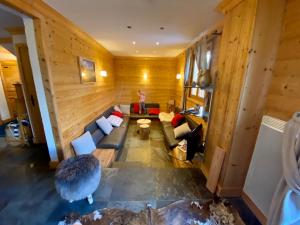 an overhead view of a living room with wooden walls at Chalet 12 personnes st martin de Belleville 3 vallées in Béranger
